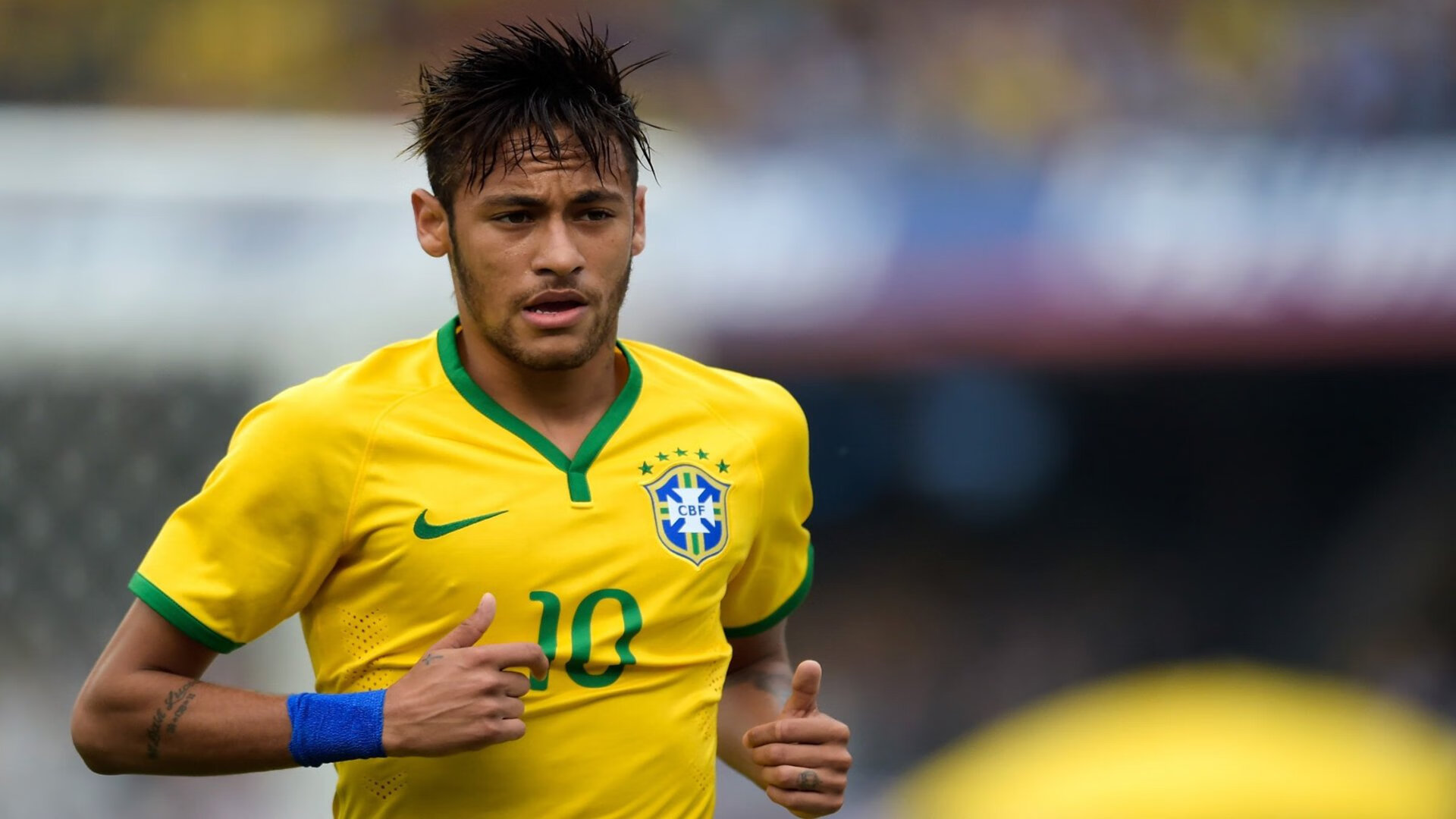 _场外精彩：明星访谈、公益活动多姿多彩_，明星访谈节目